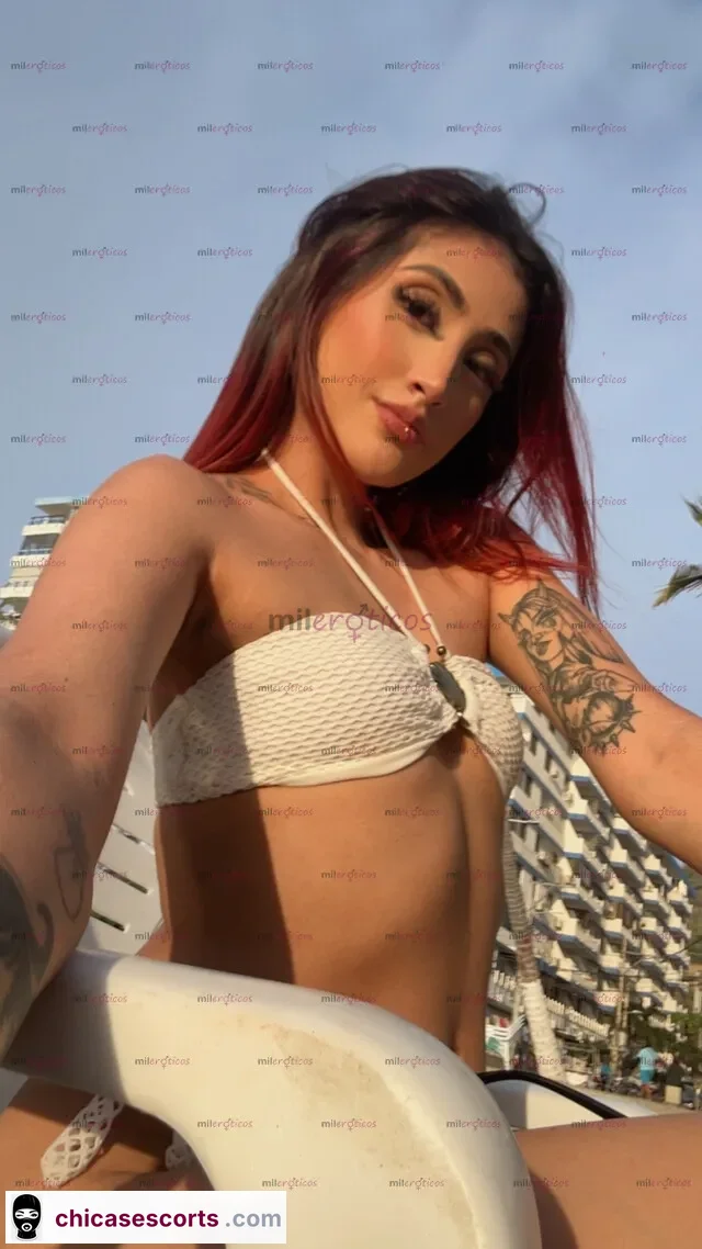 Foto de Chica Tatuada Delgada, Con Cuerpo Natural Nueva En La Cuidad — imagen 3