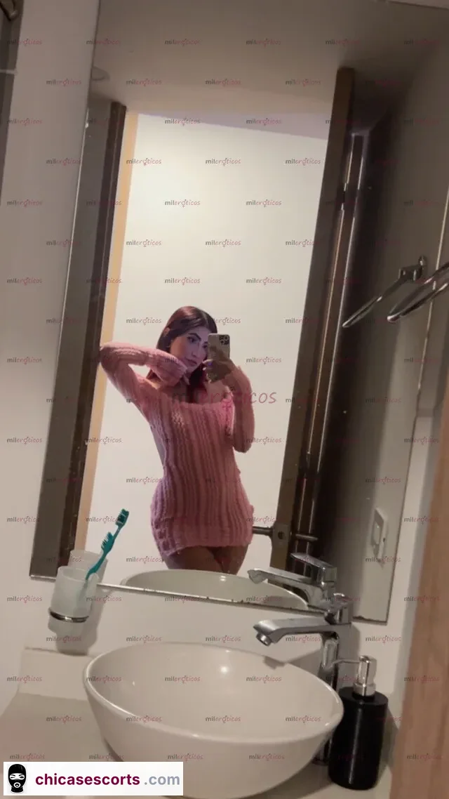 Foto de Chica Tatuada Delgada, Con Cuerpo Natural Nueva En La Cuidad — imagen 5