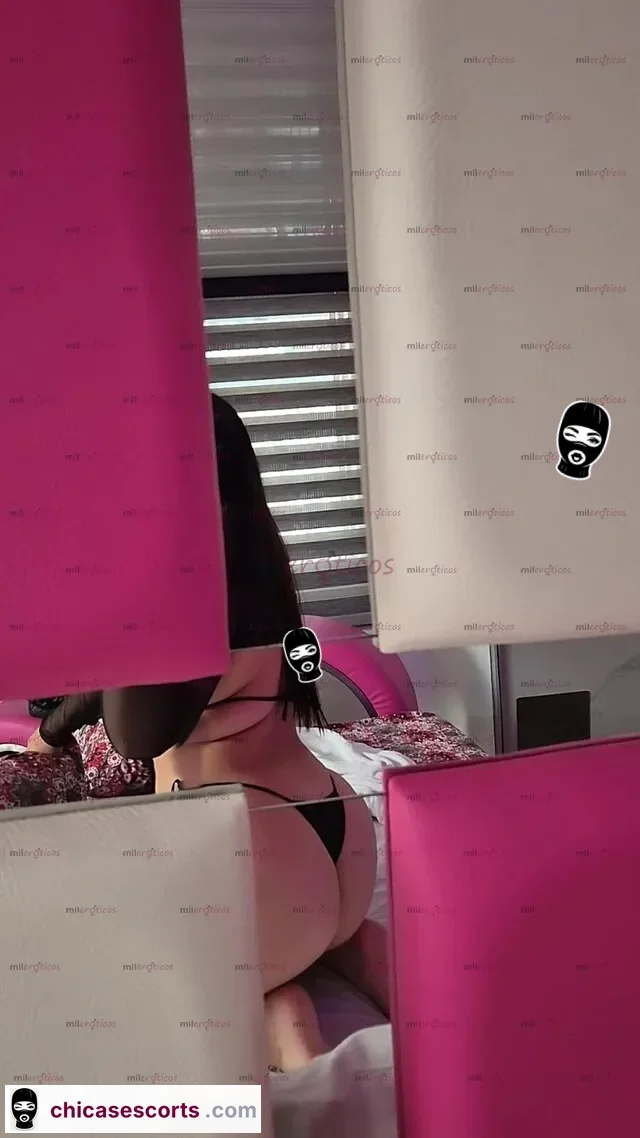 Foto de Hermosa Pelinegra Con Curvas Naturales — imagen 5