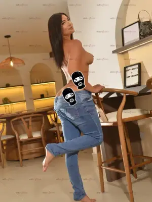 Laura Hermosa Pelinegra Espampante Bella De Piez A Cabeza Soy Nueva, Escorts en Medellín — 18 años