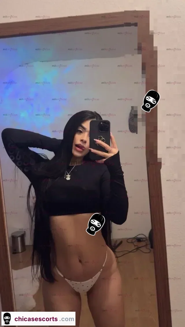 Foto de Ariana Hermosa Rampunzel Que Te Atrapa Con Su Bello Pelo Negro Hasta Sus Nalgas — imagen 5