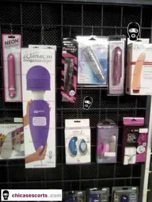 Kit De 7 Piezas Incluye Latigo Mordaza Antifaz Collar Pezoneras Esposas Tobiller, Escorts en Guadalajara — 18 años